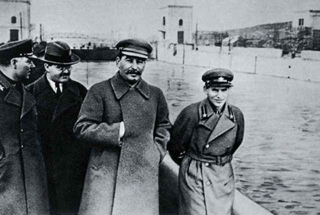 Voroshilov, Molotov, Stalin, with Nikolai Yezhov : From Wikipedia Voroshilov, Molotov, Stalin, with Nikolai Yezhov : From Wikipedia